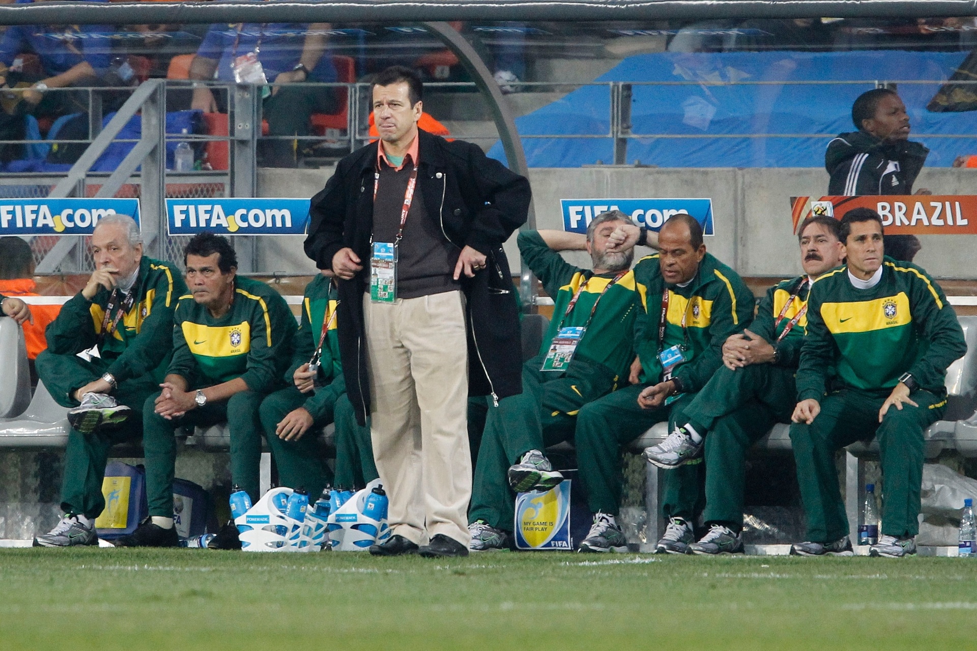 Dunga comanda o Brasil na partida da Copa do Mundo de 2010 contra a Holanda. Seleção perdeu por 2 a 1 e foi eliminada nas quartas de final do Mundial - Eduardo Knapp/FOLHAPRESS