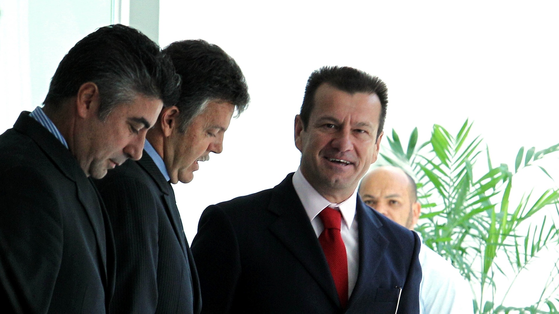 Alexandre Gallo, coordenador de base da CBF. Gilmar Rinaldi, coordenador geral da entidade, e Dunga, técnico da seleção - Julio Cesar Guimarães/UOL