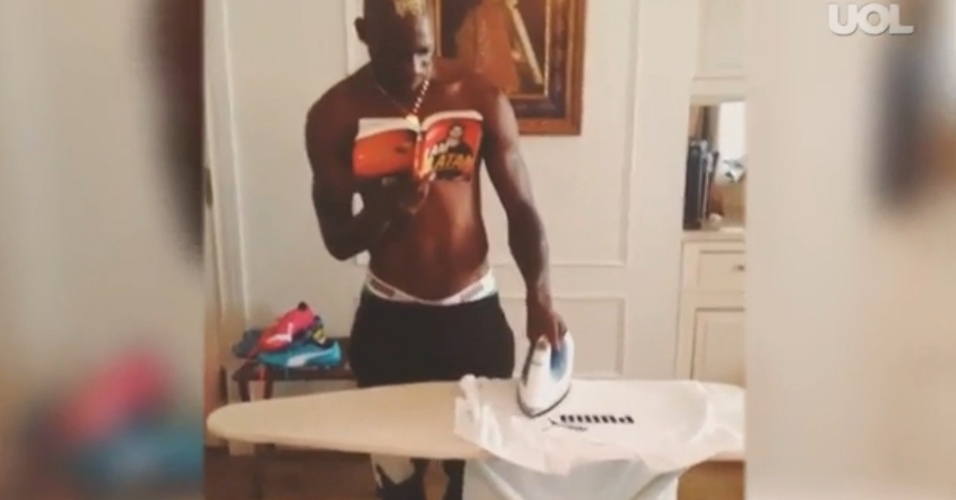Balotelli divulgou vídeo lendo e passando roupa ao mesmo tempo