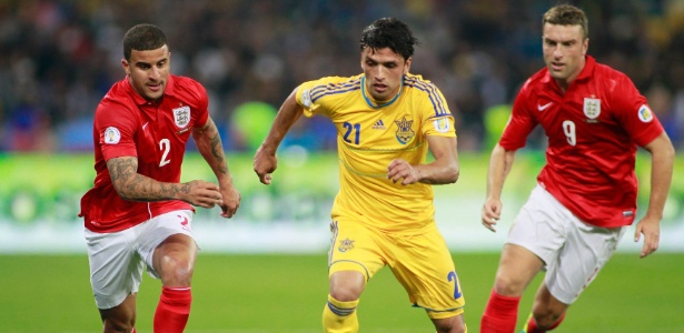 Brasileiro Edmar em ação pela seleção ucraniana em jogo contra a Inglaterra pelas Eliminatórias - REUTERS/Gleb Garanich