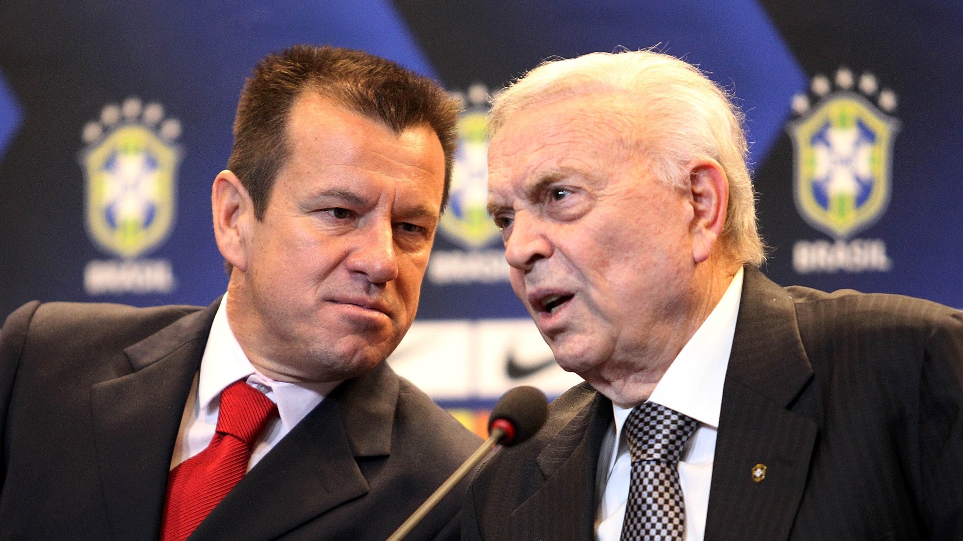Dunga e o presidente da CBF, José Maria Marin, conversam na apresentação do treinador na CBF - Julio Cesar Guimarães/UOL