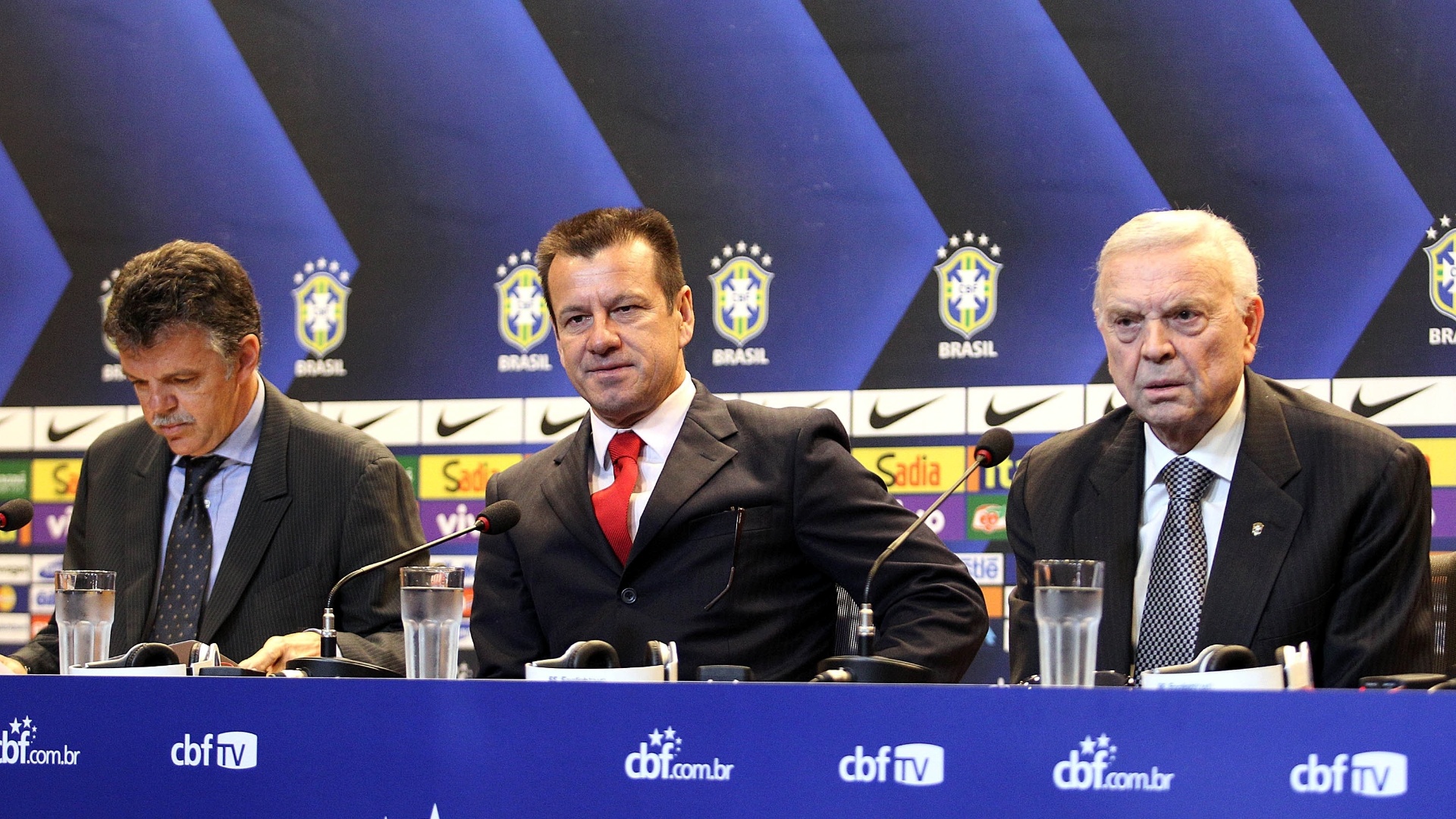 Gilmar Rinaldi, coordenador geral da CBF, Dunga, técnico da seleção, e José Maria Marin, presidente da CBF - Julio Cesar Guimarães/UOL