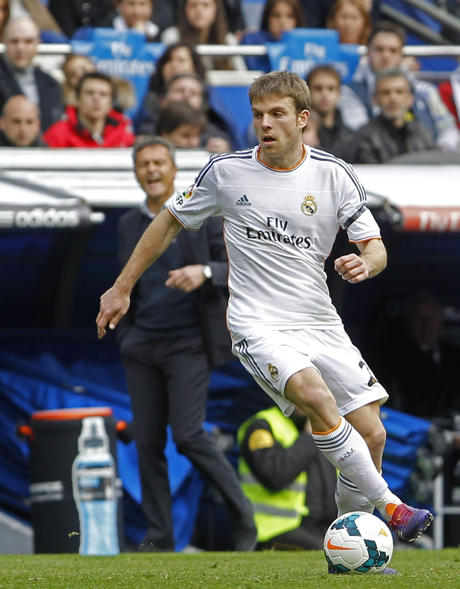 Illarramendi, do Real Madrid, domina a bola no Santiago Bernabéu - EFE/Fernando Alvarado