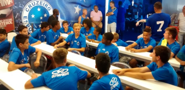 Jogadores da academia do Cruzeiro em Chicago conheceram a Toca da Raposa II - Dionizio Oliveira/UOL