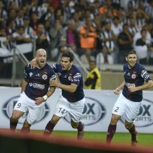 23.jul.2014 - Jogadores do Lanús comemoram o segundo gol do time no jogo, marcado por Santiago Silva (primeiro à esq.) - AFP PHOTO/EUGENIO SAVIO