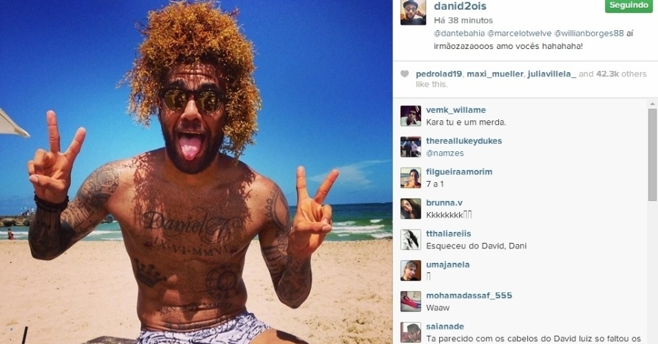 24. jul. 2014 - Daniel Alves passa férias na praia e faz "homenagem" à companheiros de seleção