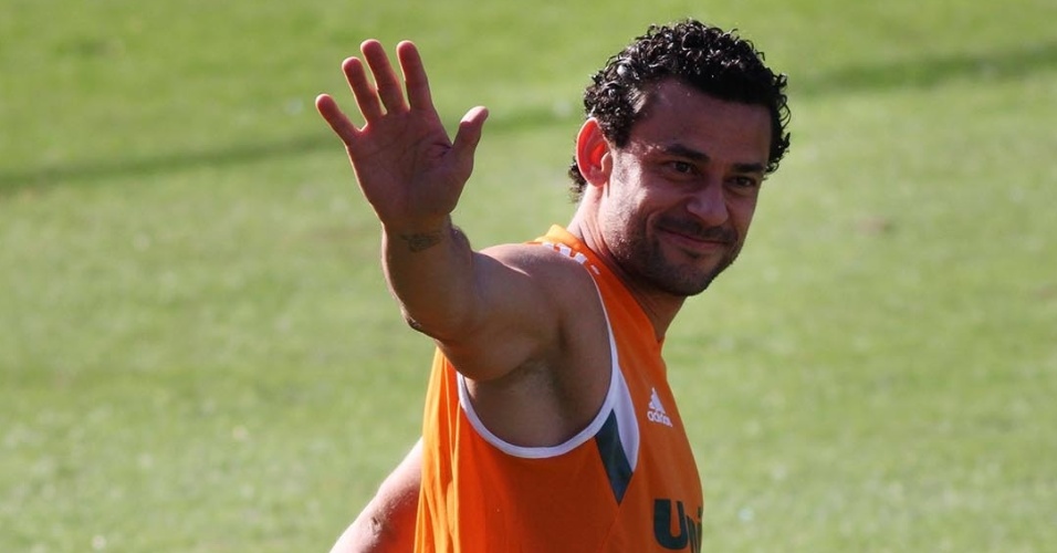 24 jul. 2014 - Fred acena para torcedores que o recepcionaram durante treino do Fluminense; atacante voltou às Laranjeiras após receber folga de dez dias por causa da Copa do Mundo