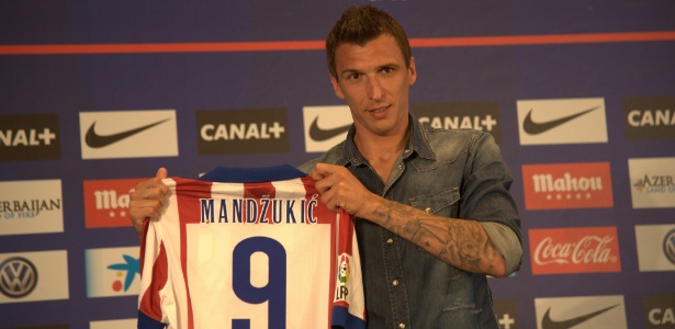 Mandzukic foi apresentado nesta quinta-feira (24) no Atlético de Madri -  AFP PHOTO/ CURTO DE LA TORRE 