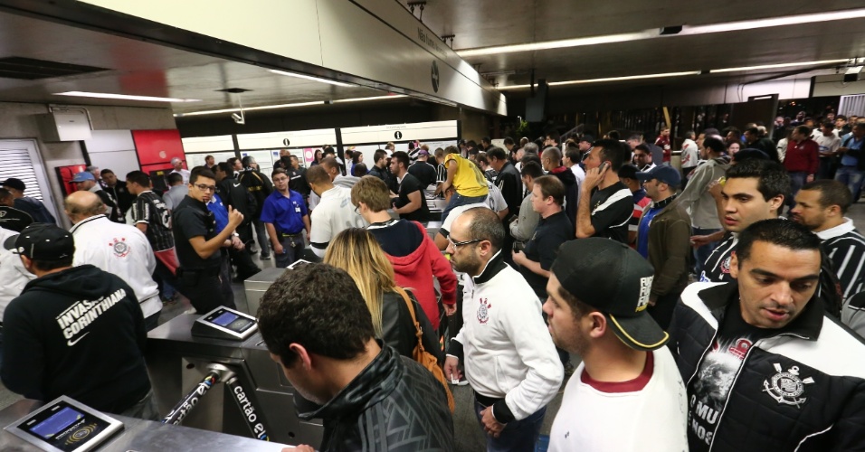 Alguns não conseguiram, mas a maioria pegou o metrô para casa após jogo do Corinthians no Itaquerão