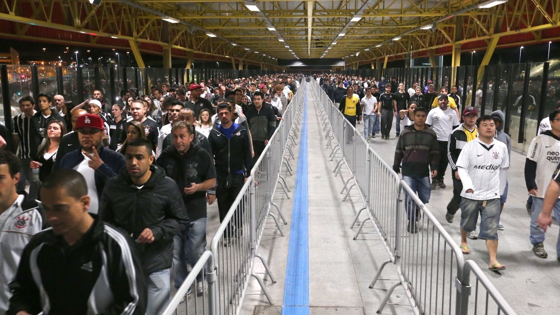 Alguns não conseguiram, mas a maioria pegou o metrô para casa após jogo do Corinthians no Itaquerão