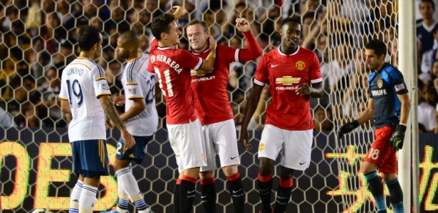 Jogadores do Manchester comemoram gol marcados por Rooney sobre o LA Galaxy - AFP PHOTO/Frederic J. Brown