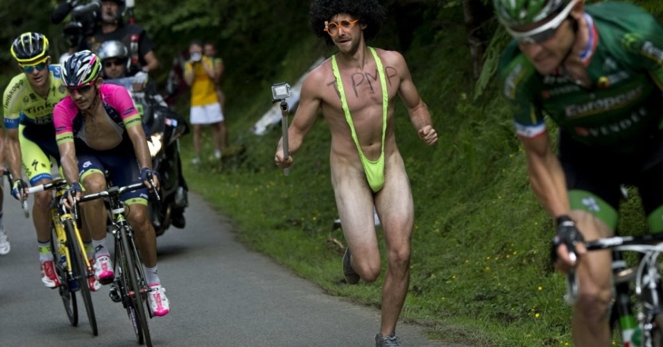 Torcedor usa fantasia do personagem 'Borat' para apoiar os ciclistas na tradicional Volta da França
