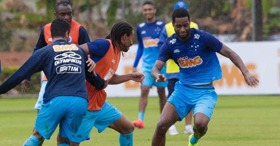25 jul 2014 - Zagueiro Dedé domina a bola durante treino do Cruzeiro, nesta sexta-feira, na Toca da Raposa II