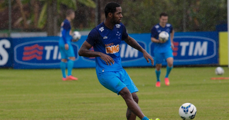 25 Jul 2014 - Zagueiro Dedé volta a jogar pelo Cruzeiro depois de dois meses e sabe que disputa pela condição de titular está muito acirrada