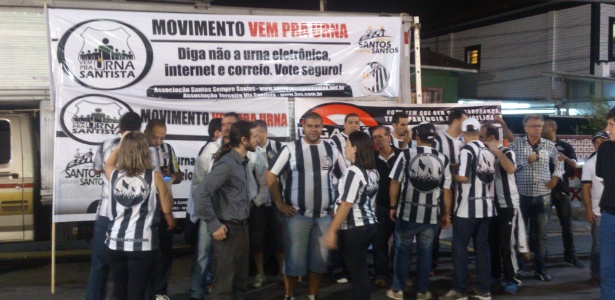 Quatro grupos de oposição do Santos se uniram e protestaram do lado de fora da reunião - Samir Carvalho/UOL