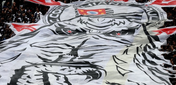 Torcida do Corinthians abre bandeira nas arquibancadas do Itaquerão no primeiro clássico no estádio do time - 27 julho 2014 - Ernesto Rodrigues/Folhapress