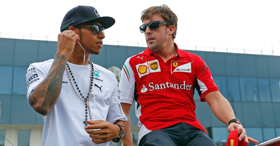 27.jul.2014 - Lewis Hamilton e Fernando Alonso conversam antes da largada do GP da Hungria no circuito de Hungaroring