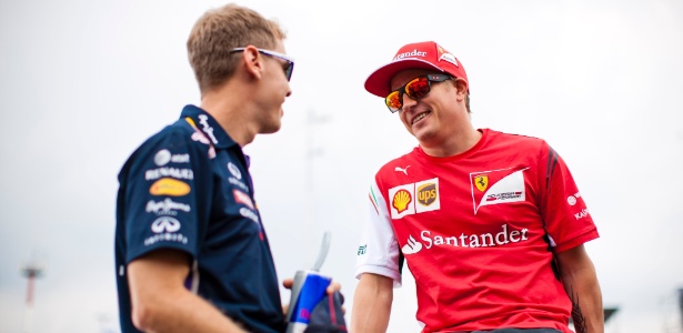 Vettel e Räikkönen batem papo antes da largada do GP da Hungria, em julho - Drew Gibson/Getty Images