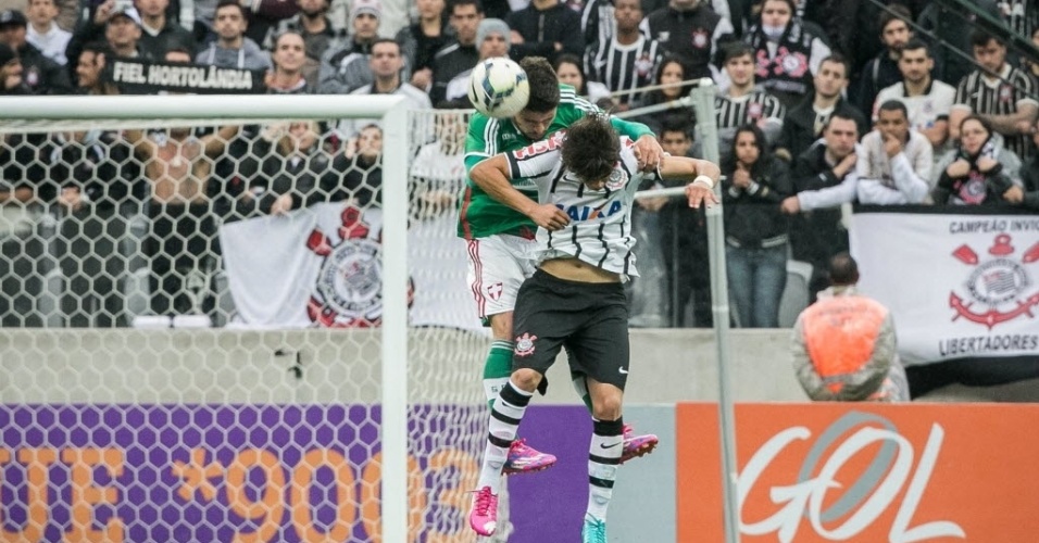 Disputa na bola área no jogo entre Corinthians e Palmeiras válido pelo Campeonato Brasileiro