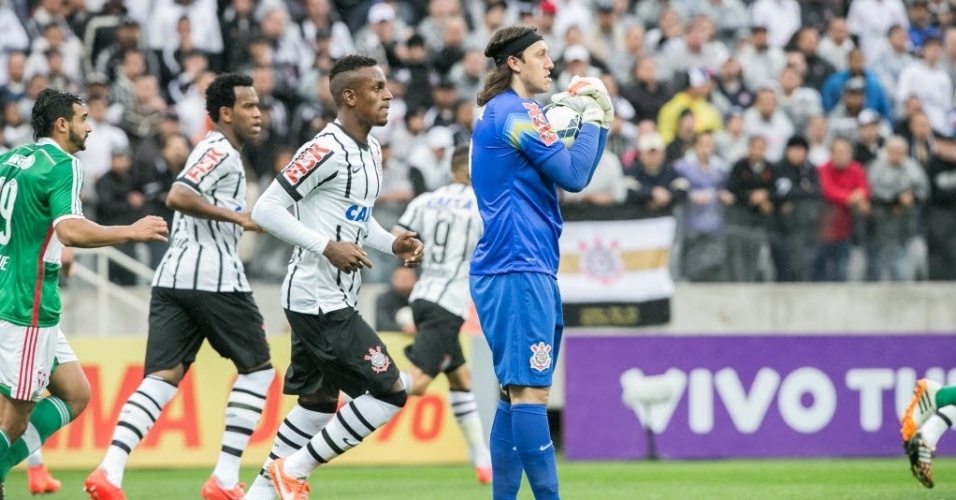 Goleiro Cássio segura a bola e tranquiliza a defesa do Corinthians na partida contra o Palmeiras - 27 julho 2014