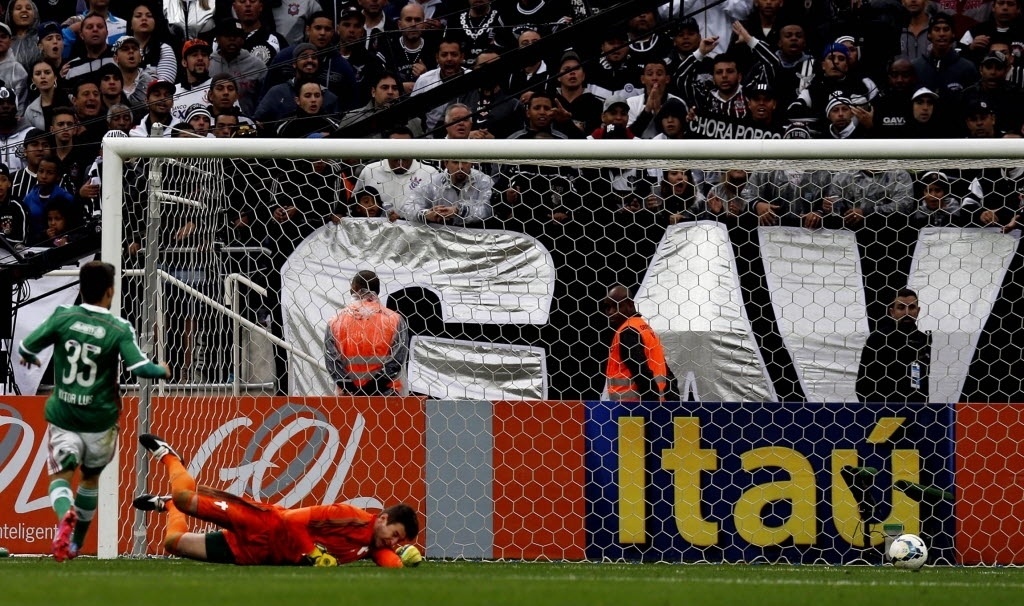 Instante em que a bola entrou no gol no chute de Guerrero que abriu o placar em favor do Corinthians - 27 julho 2014