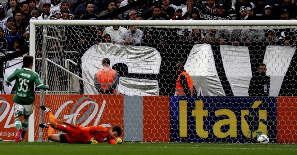 Instante em que a bola entrou no gol no chute de Guerrero que abriu o placar em favor do Corinthians - 27 julho 2014