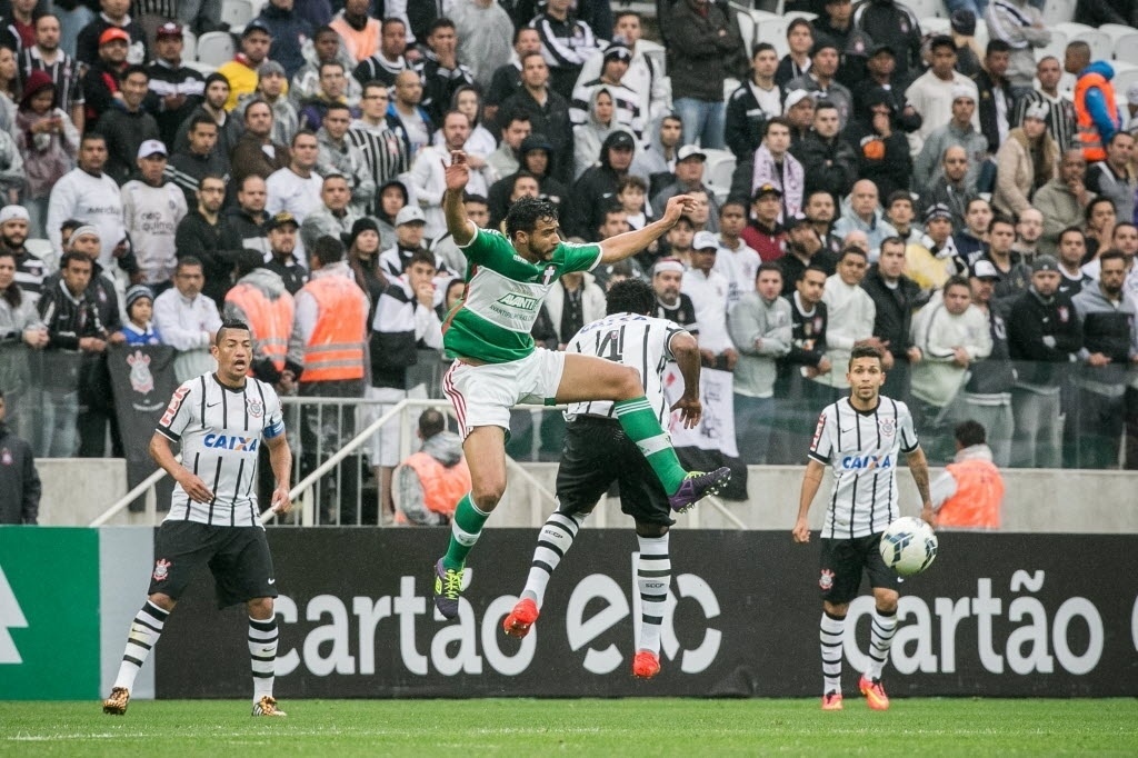 Jogadores de Palmeiras e Corinthians disputam a bola no primeiro clássico da história do Itaquerão - 27 julho 2014