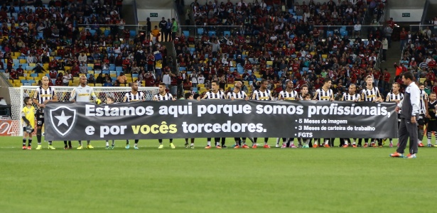 Jogadores do Botafogo estendem faixa de protesto contra atraso de salários - Foto: Roberto Filho / Fotoarena