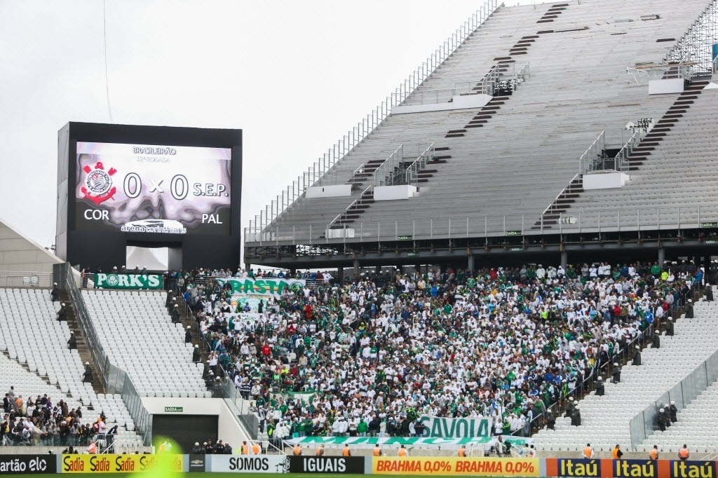 Placar eletrônico do Itaquerão não mostrou o símbolo do Palmeiras no começo do clássico - 27 julho 2014