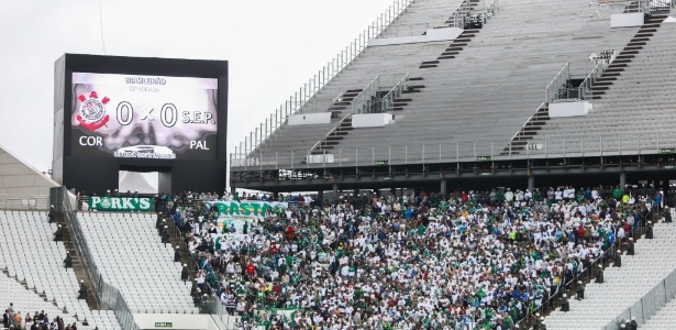 Placar eletrônico do Itaquerão não mostrou o símbolo do Palmeiras no começo do clássico em julho 2014