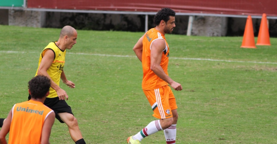 29.jul.2014 - Fred protege a bola durante jogo-treino do Fluminense contra o Nova Iguaçu