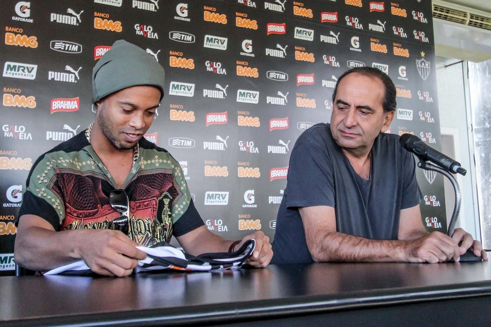 30 jul 2014 - Ronaldinho Gaúcho e Alexandre Kalil durante a entrevista coletiva que marcou a despedida do jogador do Atlético-MG