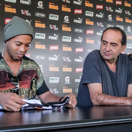 30 jul 2014 - Ronaldinho Gaúcho e Alexandre Kalil durante a entrevista coletiva que marcou a despedida do jogador do Atlético-MG - Bruno Cantini/Site do Atlético-MG