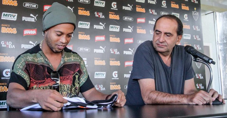 30 jul 2014 - Ronaldinho Gaúcho e Alexandre Kalil durante a entrevista coletiva que marcou a despedida do jogador do Atlético-MG
