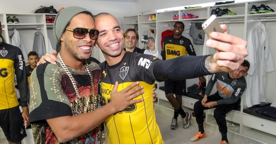 30 jul 2014 - Ronaldinho Gaúcho e Diego Tardelli posam para foto no vestiário da Cidade do Galo, na despedida do craque do Atlético-MG