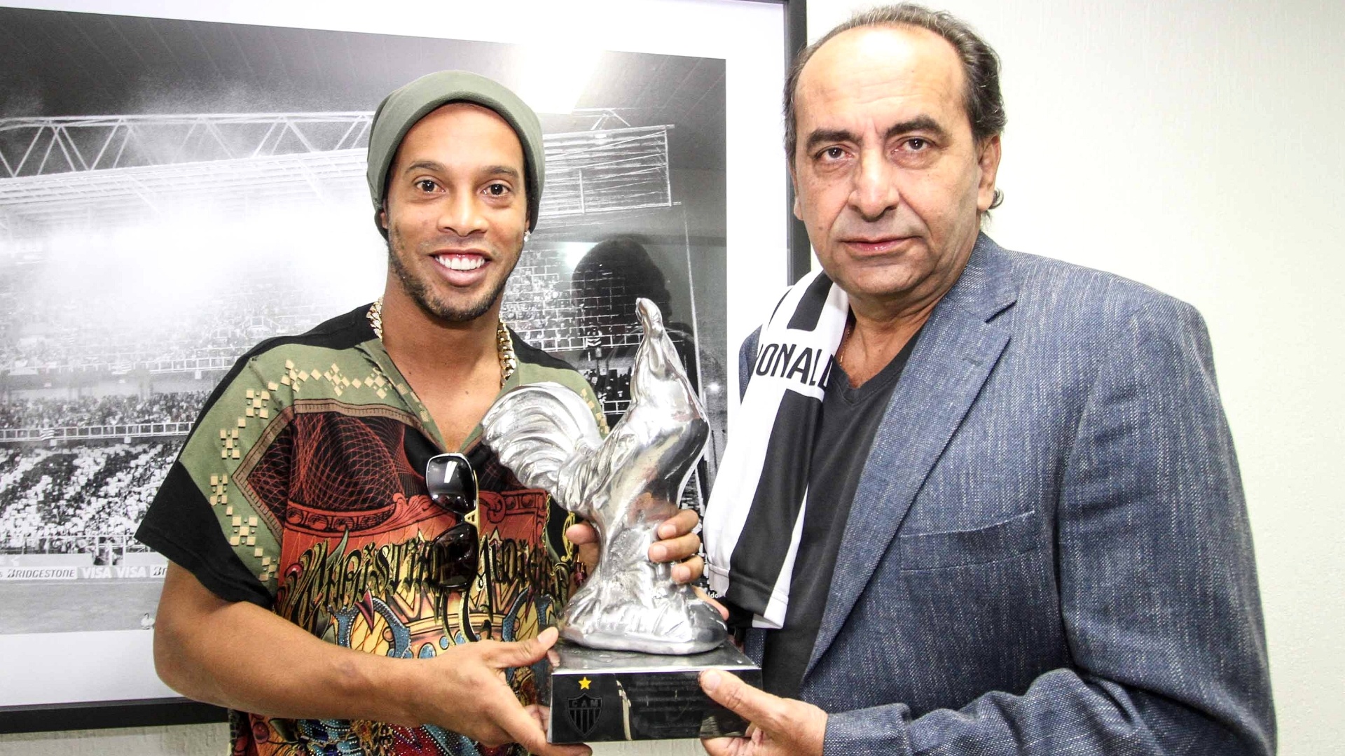 30 Jul. 2014 - Ronaldinho Gaúcho recebe o Galo de Prata do presidente Alexandre Kalil na despedida do Atlético-MG
