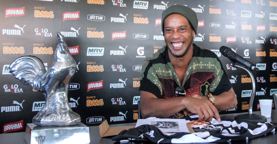 30 Jul. 2014 - Ronaldinho Gaúcho sorri durante entrevista coletiva na despedida do Atlético-MG