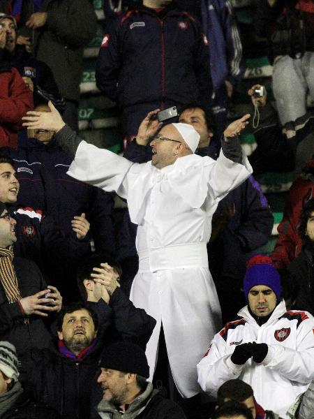 Torcedor do San Lorenzo se veste de Papa Francisco para apoiar o time contra o Bolívar, pela Libertadores Torcedor do San Lorenzo se veste de Papa Francisco para apoiar o time contra o Bolívar, pela Libertadores