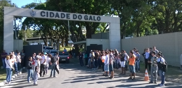 Torcedores comparecem à Cidade do Galo na despedida de Ronaldinho Gaúcho   - Bernardo Lacerda/UOL