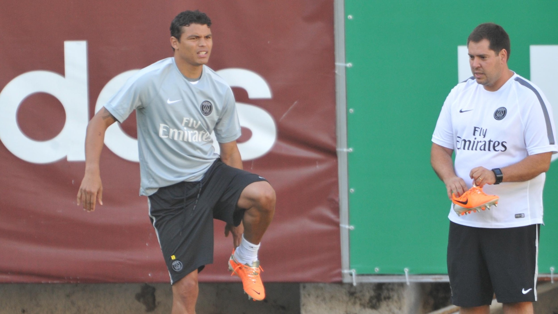 30 jul. 2014 - Zagueiro Thiago Silva, com a camisa de treino do PSG, realiza exercícios físicos na sede do Fluminense