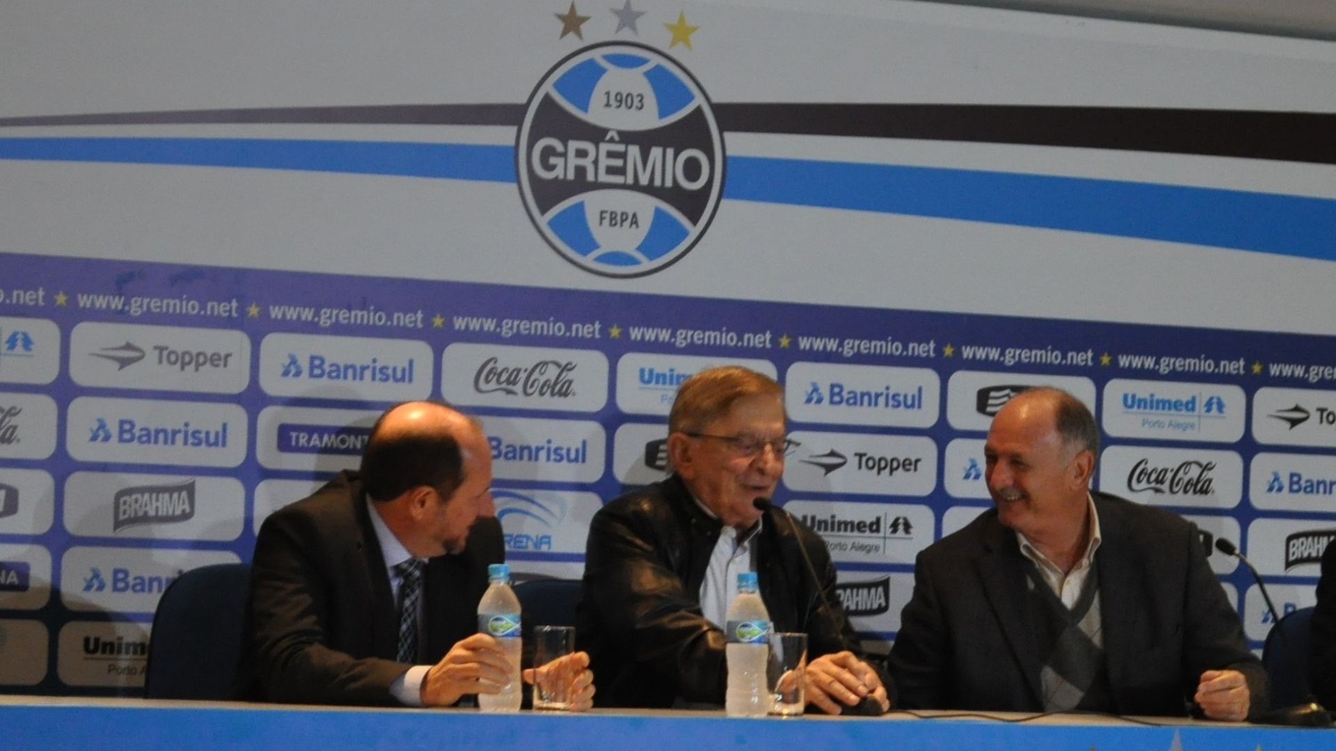 30.07.2014 - Felipão (direita) é apresentado ao Grêmio ao lado de Fábio Koff (centro)