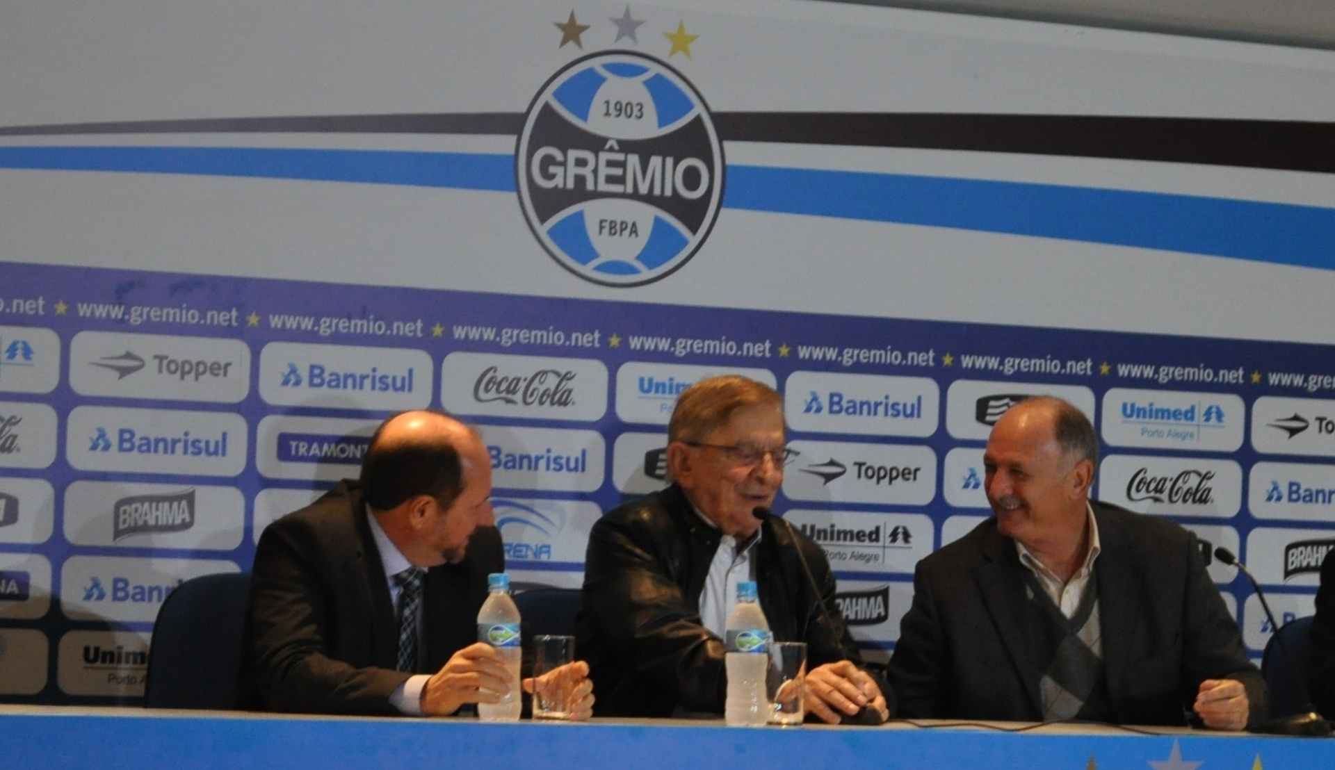 30.07.2014 - Felipão (direita) é apresentado ao Grêmio ao lado de Fábio Koff (centro) - Marinho Saldanha / UOL