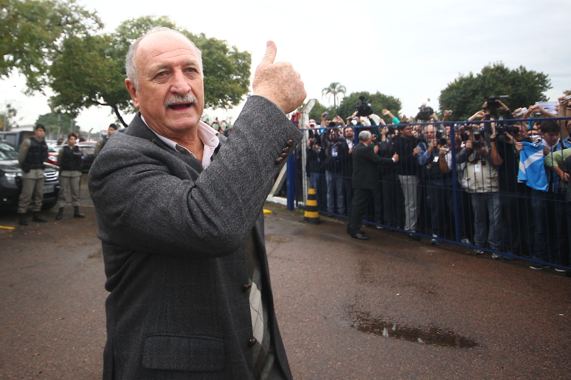 30.07.2014 - Felipão faz sinal de positivo para torcida do Grêmio - Flickr / Grêmio Oficial