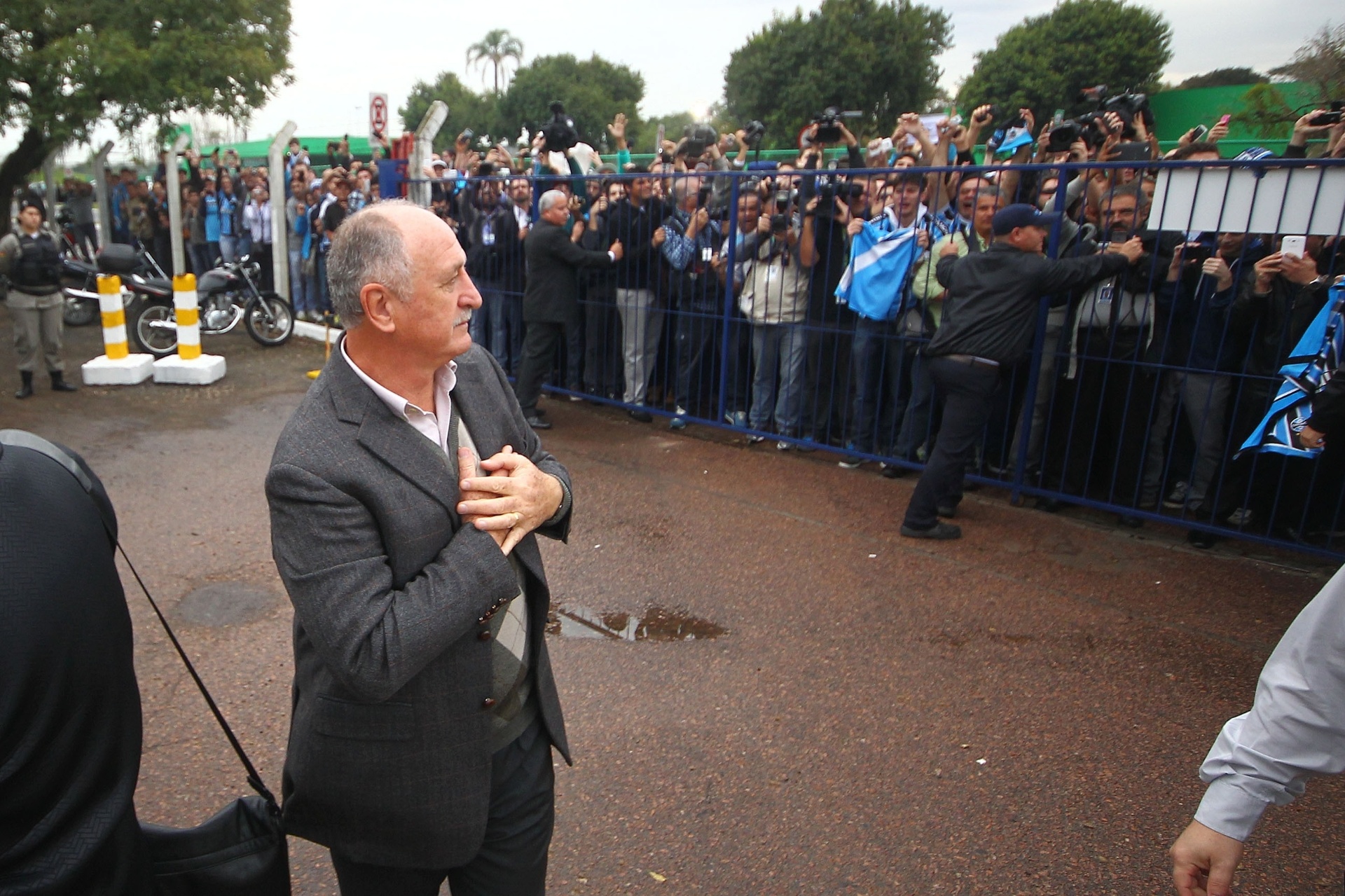 30.07.2014 - Felipão demonstra carinho aos torcedores do Grêmio ao chegar em Porto Alegre - Flickr / Grêmio Oficial