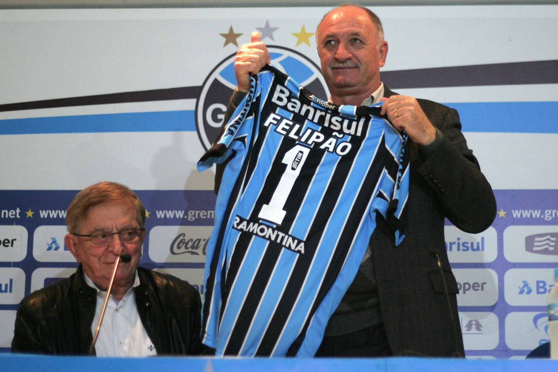 30.07.2014 - Felipão exibe camisa do Grêmio em sua apresentação oficial - WESLEY SANTOS/FUTURA PRESS/ESTADÃO CONTEÚDO