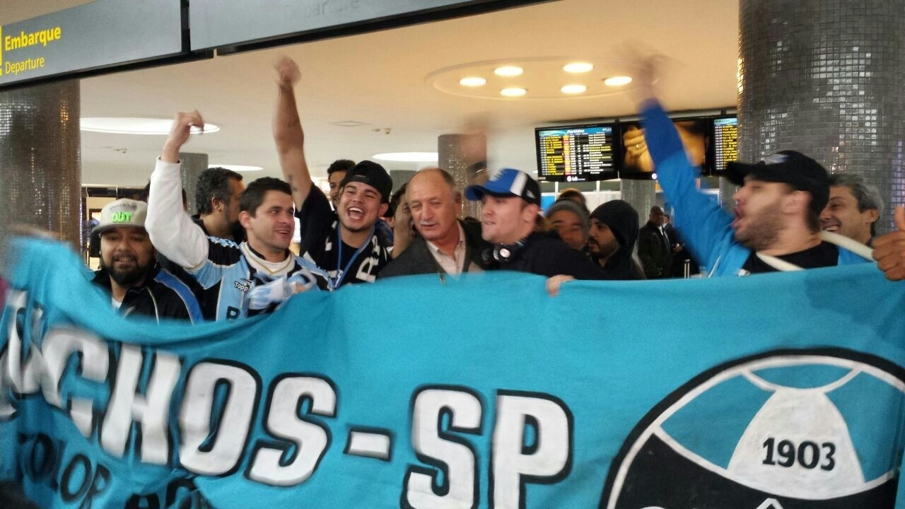 30.jul.2014 - Felipão é recebido por torcedores do Grêmio no aeroporto de Congonhas, em São Paulo, antes de embarcar para o Rio Grande do Sul