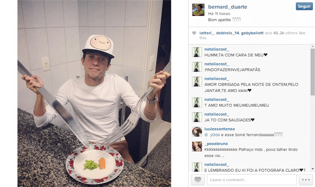 Bernard, atacante da seleção brasileira na Copa, se diverte com 'talheres gigantes' durante as suas férias do Shakhtar Donetsk, da Ucrânia - undefined