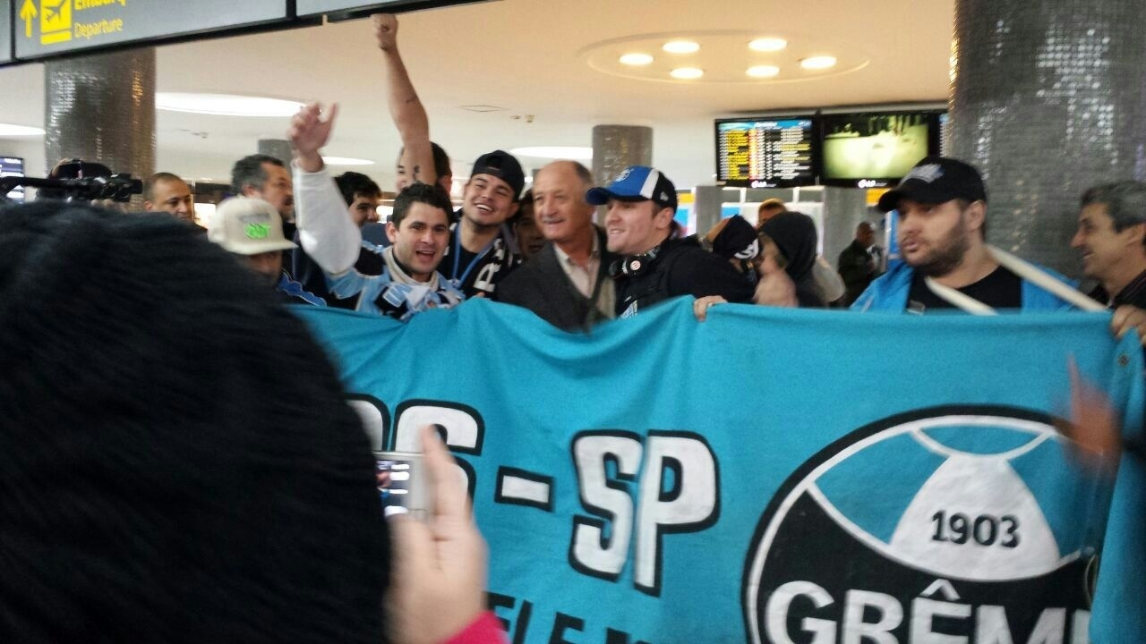 Felipão posa ao lado de torcedores do Grêmio no aeroporto de Congonhas, em São Paulo, antes de embarcar para o Rio Grande do Sul