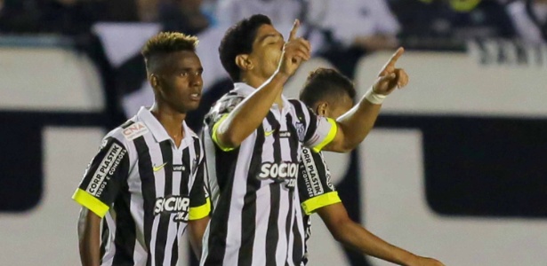 Renato comemora o gol de Geuvânio no final da partida, aos 41 minutos do segundo tempo - Celio Messias/VIPCOMM