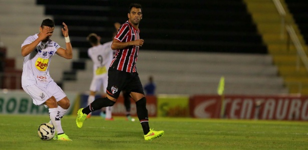 Maicon atento na marcação de jogadores do Bragantino em jogo do São Paulo pela Copa do Brasil - Celio Messias/VIPCOMM
